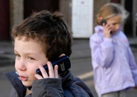 Ποια είναι η κατάλληλη ηλικία για να επιτρέψουμε στο παιδί μας τη χρήση κινητού τηλεφώνου;