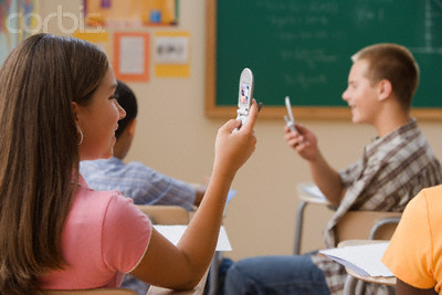 Τέλος τα κινητά τηλέφωνα στα σχολεία (και για τους εκπαιδευτικούς!)