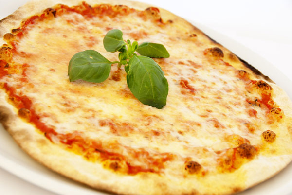 Συνταγή της ημέρας: Πίτσα με 4 τυριά και φρέσκα μυρωδικά