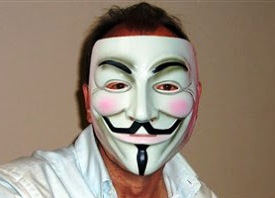 Αυτός είναι ο άνθρωπος πίσω από τη μάσκα των anonymous!