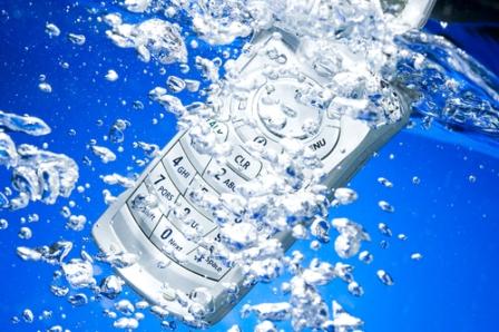 Έπεσε το κινητό σας τηλέφωνο στο νερό; Δείτε τι να κάνετε!