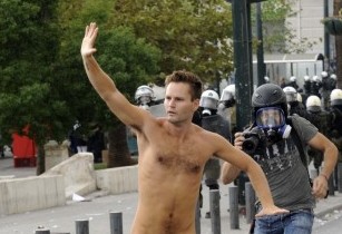 Ποιός είναι ο γυμνός άνδρας που έκλεψε την παράσταση χτες στο Σύνταγμα;