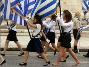 Αποκαλύφθηκε γιατί ήταν ξυπόλητη η σημαιοφόρος