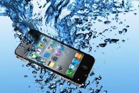 Πως να σώσετε το κινητό σας αν πέσει σε νερό σε ένα λεπτό! (βίντεο)