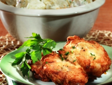 Συνταγή της ημέρας: Τηγανητό κοτόπουλο με πατατοσαλάτα