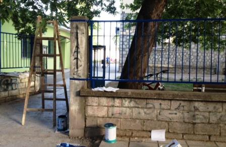 Έβαψαν τα κάγκελα του 1ου-5ου δημοτικού σχολείου Αλεξάνδρειας