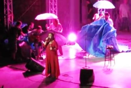 Με ομπρέλα τραγούδησε η Αλεξίου χτες στη Βέροια (βίντεο)