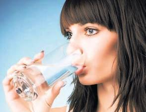Γιατί πρέπει να πίνετε νερό κάθε πρωί με άδειο στομάχι