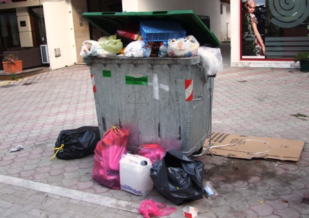 Αναγνώστης για τα σκουπίδια στον πεζόδρομο Αλεξάνδρειας