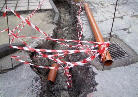 Πέρασε μεγαλύτερες σωλήνες η ΔΕΥΑ Αλεξάνδρειας σε δρόμο που πλημμυρίζει (φώτο)