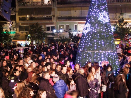 Με μεγάλη επιτυχία άναψε το Χριστουγεννιάτικο δέντρο στην Αλεξάνδρεια (φώτο-βίντεο)