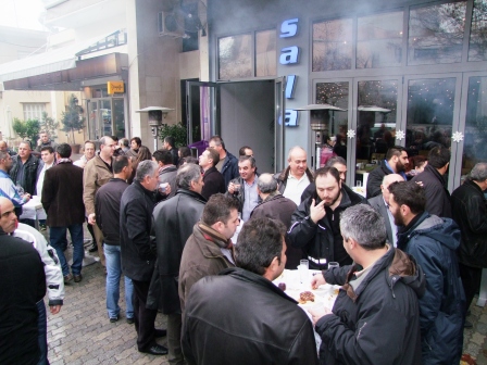 Πολύς κόσμος στο ψήσιμο που διοργάνωσε το Sala Bar (φώτο)