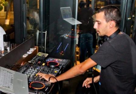 Τον γνωστό dj George Tsilipakos φιλοξένησε πριν λίγο το Ράδιο Αλεξάνδρεια