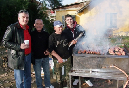 Η γουρουνοχαρά στον ΣΤΑΘΜΟ στην Αλεξάνδρεια (φώτο-βίντεο)