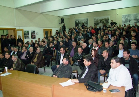 Τώρα στην κατάμεστη αίθουσα του δημαρχείου Αλεξάνδρειας (φώτο)