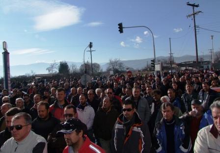 Έκλεισαν την εφορία Βέροιας οι αγρότες της Ημαθίας (φώτο-βίντεο)
