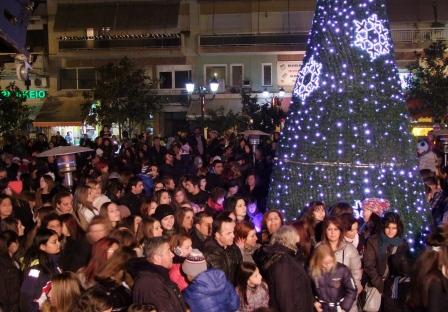 Χαμός στο Άναμμα του Χριστουγεννιάτικου δέντρου στο κέντρο της Αλεξάνδρειας