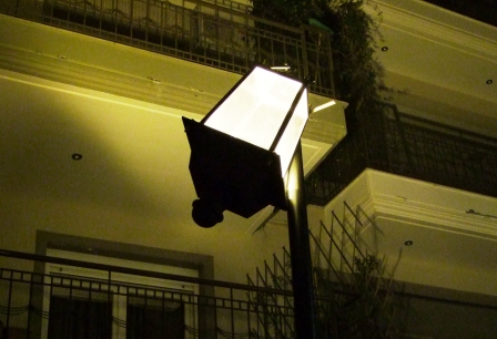 Δεν πρόλαβαν να μπουν τα νέα φώτα της ανάπλασης στην Αλεξάνδρεια, τα χαλάσαμε!
