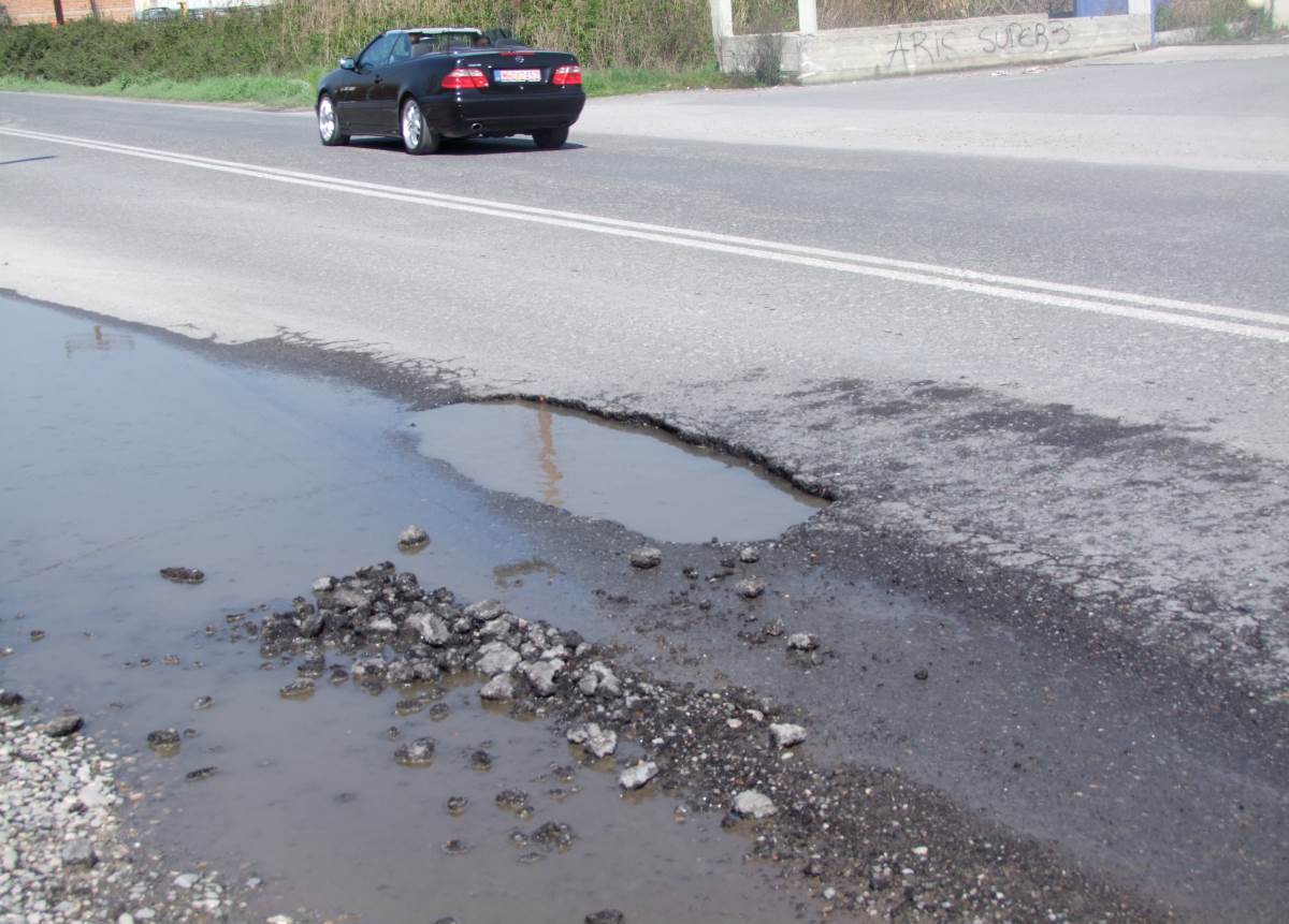 Ένα επικίνδυνο σημείο στους δρόμους της Αλεξάνδρειας – προσοχή οι οδηγοί (φώτο)