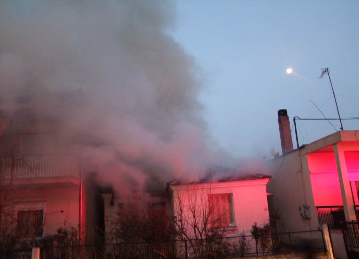 Τώρα: Φωτιά σε σκεπή μονοκατοικίας στην Αλεξάνδρεια (φώτο-βίντεο)