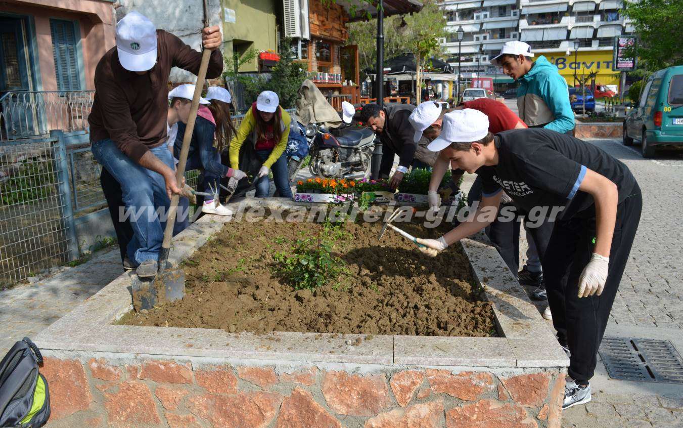 Σήμερα στην πόλη: Φύτεψαν λουλούδια και δέντρα μαθητές και εθελοντές (φώτο)