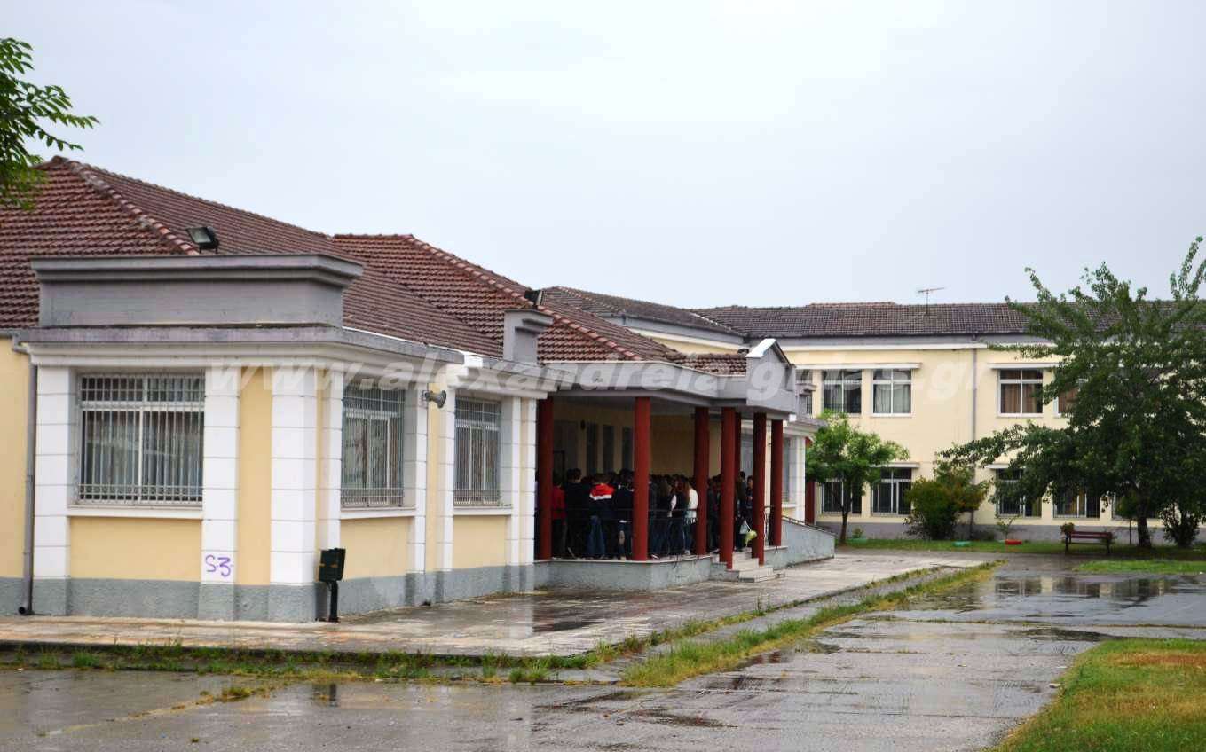 Συνεχίζονται οι πανελλαδικές – με ομπρέλες πήγαν οι μαθητές της Αλεξάνδρειας (φώτο)