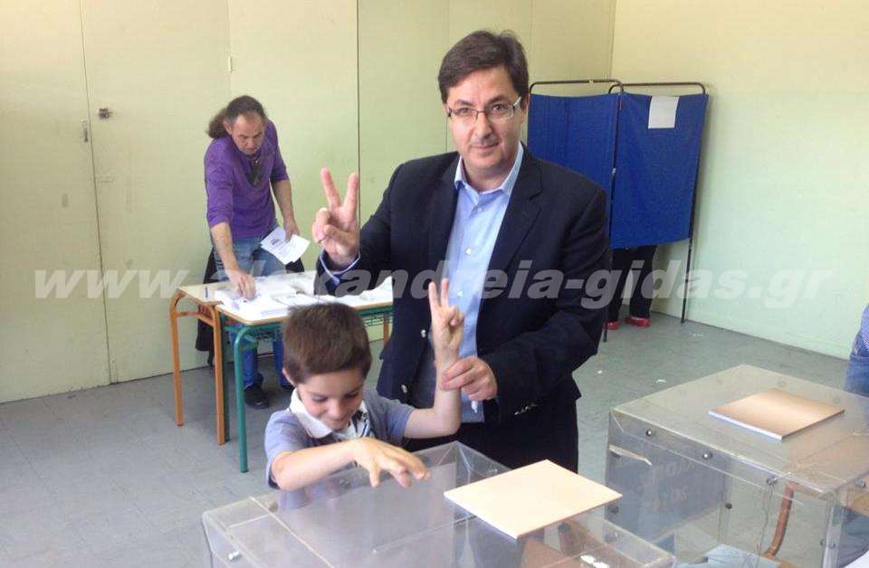 Με το σήμα της νίκης και μαζί με τον γιο του ψήφισε ο Νίκος Μπρουσκέλης (δήλωση-φώτο)
