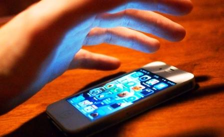 18χρονη έκλεψε κινητό από τραπέζι παιδότοπου στη Βέροια