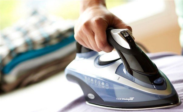 ΓΥΝΑΙΚΑ: Πώς θα καθαρίσετε το σίδερο για ακόμα πιο καλοσιδερωμένα ρούχα!