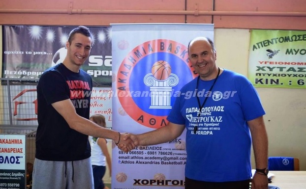 O διεθνής παίκτης του μπάσκετ Διαμαντής Σλαφτσάκης στο Camp του ΑΘΛΟΥ (εικόνες-βίντεο)