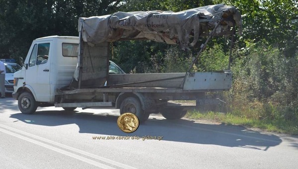 Τροχαίο ατύχημα με δύο φορτηγά έξω από τον Σταυρό Αλεξάνδρειας (εικόνες)