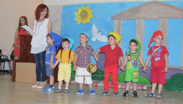 Εντυπωσίασε με την “Ειρήνη” και την “Παραμυθοσαλάτα” ο Β΄Παιδικός Σταθμός Αλεξάνδρειας (εικόνες-βίντεο)