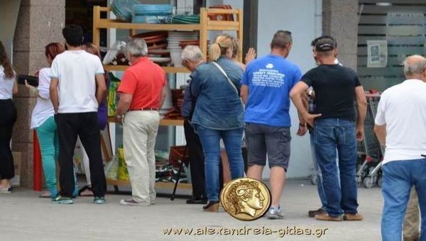 Τρομοκρατημένος ο κόσμος και στην Αλεξάνδρεια – ουρές στα ΑΤΜ της πόλης (φώτο)