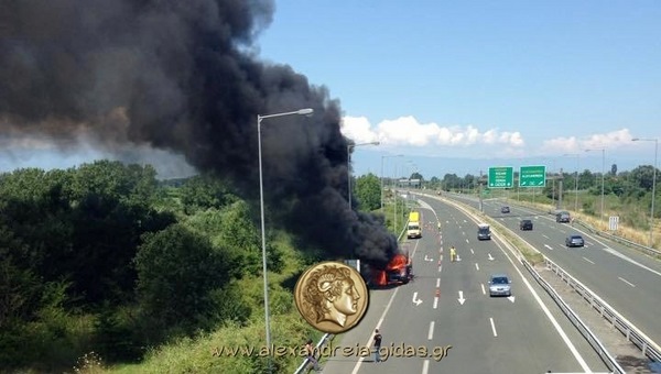 Δείτε τη φωτιά στο φορτηγό στο Νησέλι πριν έρθει η πυροσβεστική (εικόνες – βίντεο)