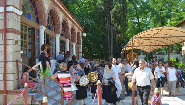 Γιορτάζει η Αγία Κυριακή στον Λουτρό: Πλήθος κόσμου και φέτος στην Ιερά Μονή (εικόνες)