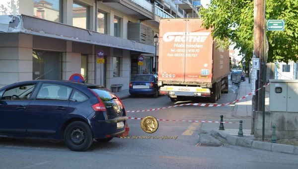 ΤΩΡΑ: Κλειστός ο δρόμος της αστυνομίας και νταλίκα μπροστά στο τμήμα – δείτε τι έγινε