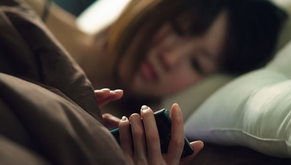 Είναι καλό τελικά να κοιμόμαστε με το κινητό δίπλα στο κρεβάτι;