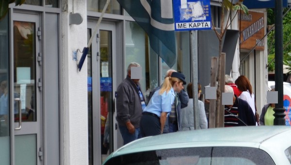 Με παρουσία αστυνομικών άνοιξαν οι τράπεζες στην Αλεξάνδρεια (φώτο)