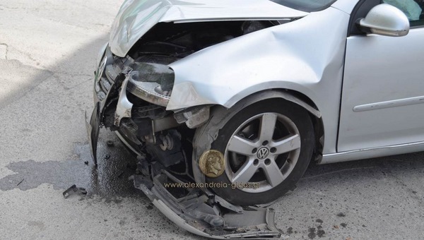 ΤΩΡΑ: Τροχαίο ατύχημα στην Αλεξάνδρεια (εικόνες)