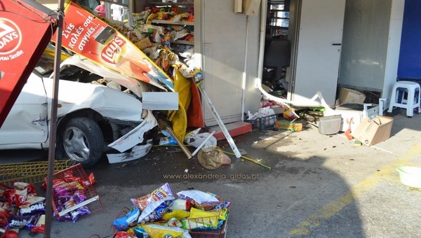 Τραγικό συμβάν ξανά: Αυτοκίνητο χτύπησε στο περίπτερο στην ΕΤΕ Αλεξάνδρειας (φώτο-βίντεο)