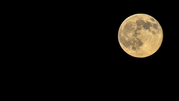 Αξίζει να μην κοιμηθείτε το βράδυ της Κυριακής και να δείτε την Ματωμένη Σελήνη στον ουρανό