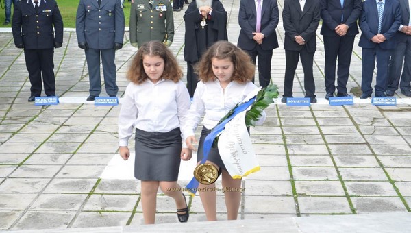 Με κάθε τιμή και επισημότητα η κατάθεση στεφάνων στο Ηρώο στην Αλεξάνδρεια (εικόνες)