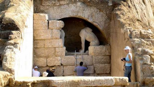 Αφιερωμένη στον Ηφαιστίωνα η Αμφίπολη – λύθηκε το μυστήριο
