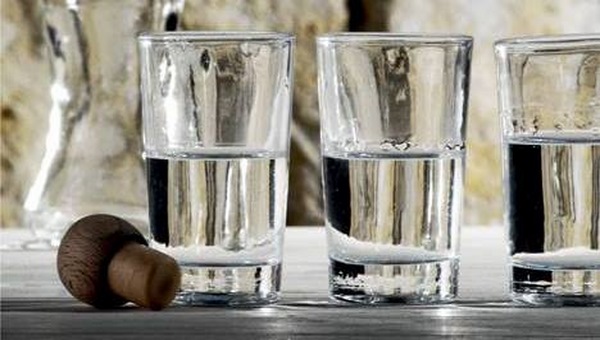 Βρείτε χύμα εκλεκτή ρακή ή τσικουδιά στο ΚΑΙ ΣΤΗΝ ΚΟΡΦΗ ΚΑΝΕΛΑ στην Αλεξάνδρεια!
