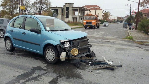 Πριν λίγο: Τράκαραν στον δρόμο της Κατερίνης στην Αλεξάνδρεια Ι.Χ. και φορτηγό (εικόνες)