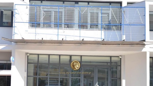 Τοποθετήθηκε η πινακίδα για τα Χριστούγεννα στο Πνευματικό Κέντρο – έρχεται το παγοδρόμιο!