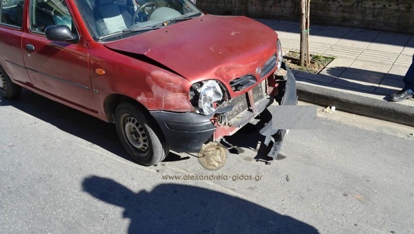 ΤΩΡΑ: Τρακάρισμα μπροστά στο ΚΤΕΛ Αλεξάνδρειας (φώτο)