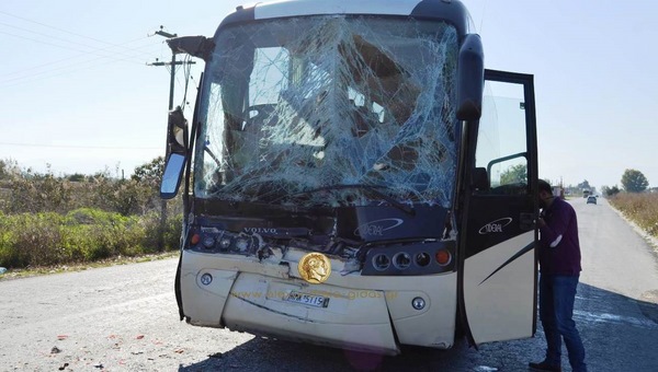 ΤΩΡΑ: Τροχαίο με λεωφορείο και νταλίκα έξω από την Αλεξάνδρεια (φώτο-βίντεο HD)