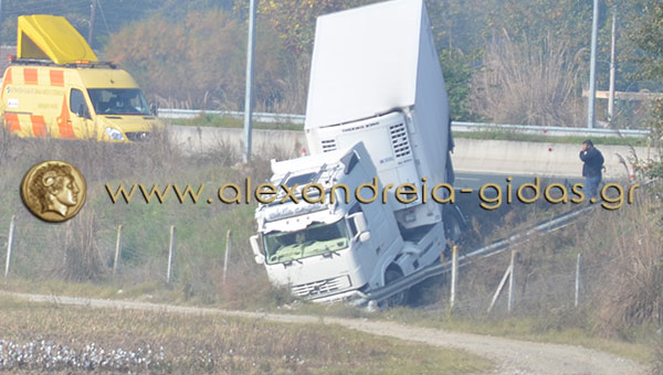 ΤΩΡΑ: Τροχαίο με νταλίκα έξω από το Νησέλι στην Εγνατία (εικόνες)