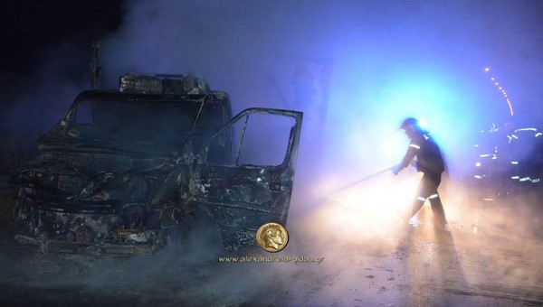 Πριν λίγο: Φωτιά κατέστρεψε φορτηγάκι πριν τα διόδια στο Αιγίνιο (φώτο-βίντεο)